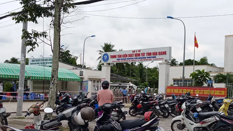 Cách hết chức vụ đối với Giám đốc CDC Hậu Giang "trả lại quà"