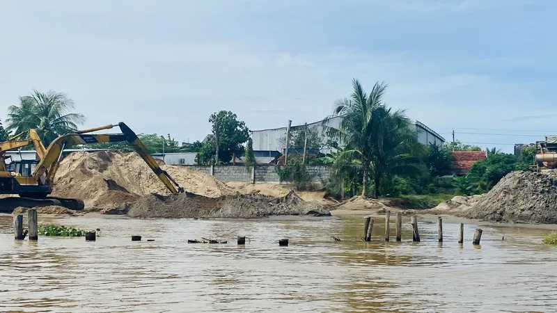 Khai thác cát quá mức, ĐBSCL có 621 điểm sạt lở kéo dài 610km