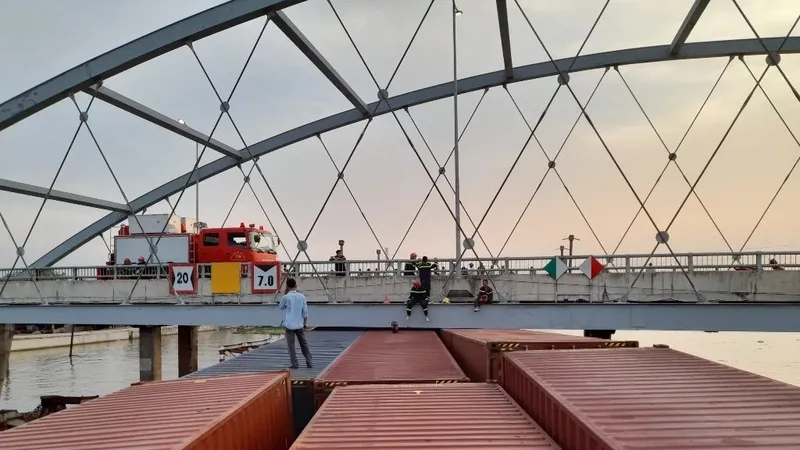 Sà lan chở 27 container kẹt cứng dưới gầm cầu 