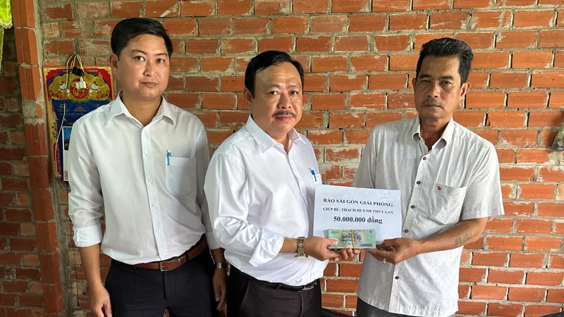 Trao tiền bạn đọc Báo SGGP hỗ trợ nữ sinh lớp 6 mắc bệnh hiểm nghèo ở Vĩnh Long