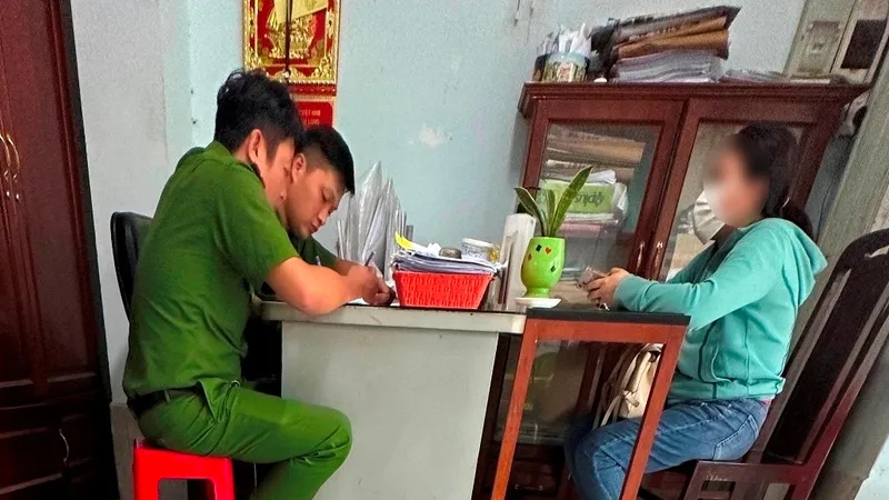 Công an phường 3, TP Vĩnh Long tiếp nhận tin báo tội phạm của chị T. vào ngày 24-5