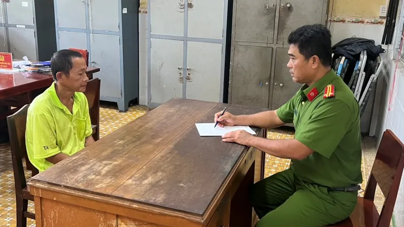 Nguyễn Ngọc Khoa tại cơ quan công an