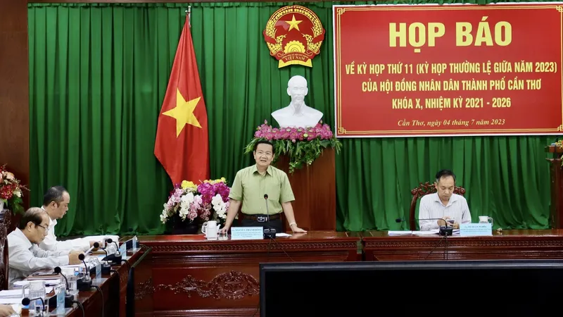 Ông Nguyễn Thành Đông, Phó Chủ tịch HĐND TP Cần Thơ phát biểu tại buổi họp báo