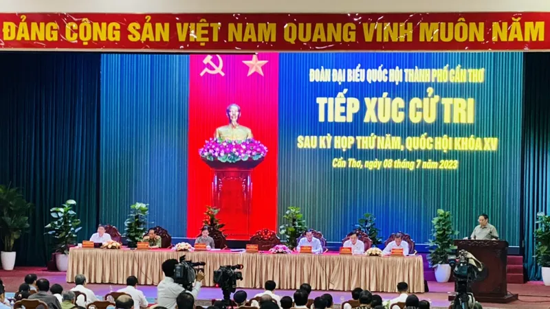 Quang cảnh buổi tiếp xúc cử tri sáng 8-7
