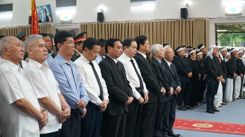 Các đồng chí lãnh đạo, nguyên lãnh đạo Đảng, Quốc hội, Nhà nước, Chính phủ, Ủy ban Trung ương MTTQ Việt Nam, lãnh đạo các địa phương và gia quyến dự Lễ truy điệu đồng chí Lê Phước Thọ