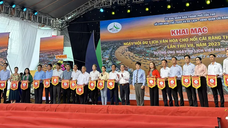 Khai mạc Ngày hội Du lịch “Văn hóa chợ nổi Cái Răng” 