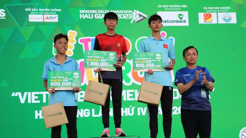 Ban tổ chức trao giải cho tốp 3 nam, cự ly 2,4km sáng 15-7. Ảnh: HỒNG NHUNG 