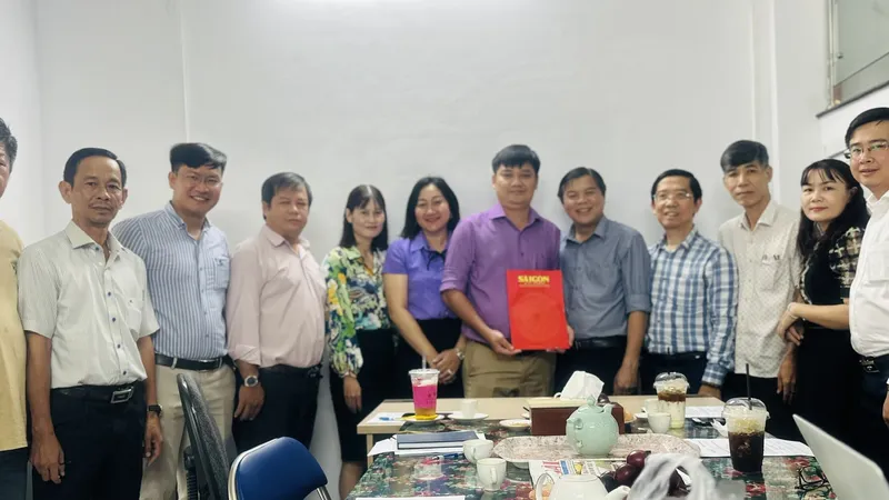 Ban Biên tập Báo SGGP chụp hình lưu niệm cùng các phóng viên, cán bộ Văn phòng đại diện Báo SGGP tại ĐBSCL
