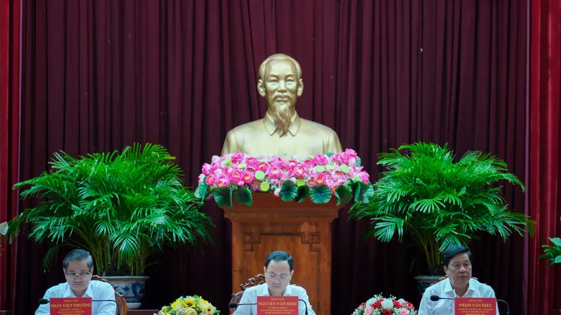 Các đồng chí lãnh đạo Thành ủy TP Cần Thơ chủ trì hội nghị