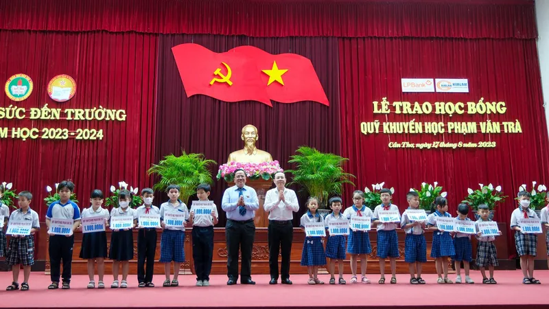 TP Cần Thơ: Trao 2.350 suất học bổng Quỹ Khuyến học Phạm Văn Trà
