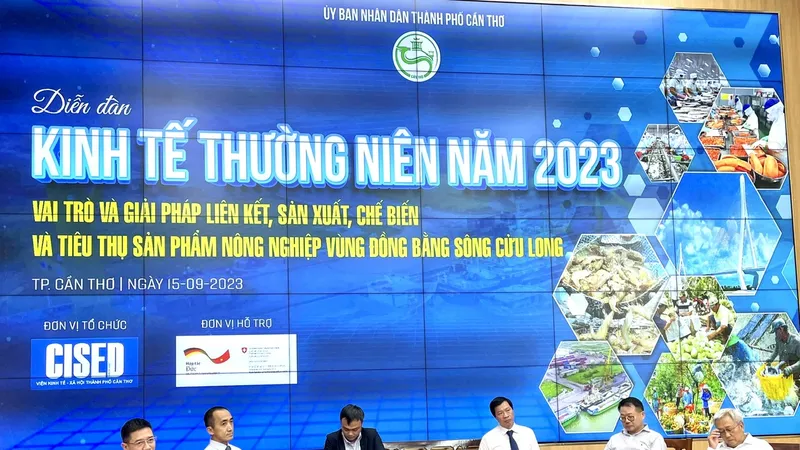Các chuyên gia kinh tế trao đổi tại diễn đàn