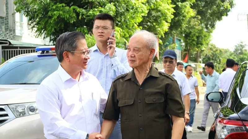 Đại tướng Phạm Văn Trà (bìa phải) và Chủ tịch UBND TP Cần Thơ Trần Việt Trường tại buổi lễ