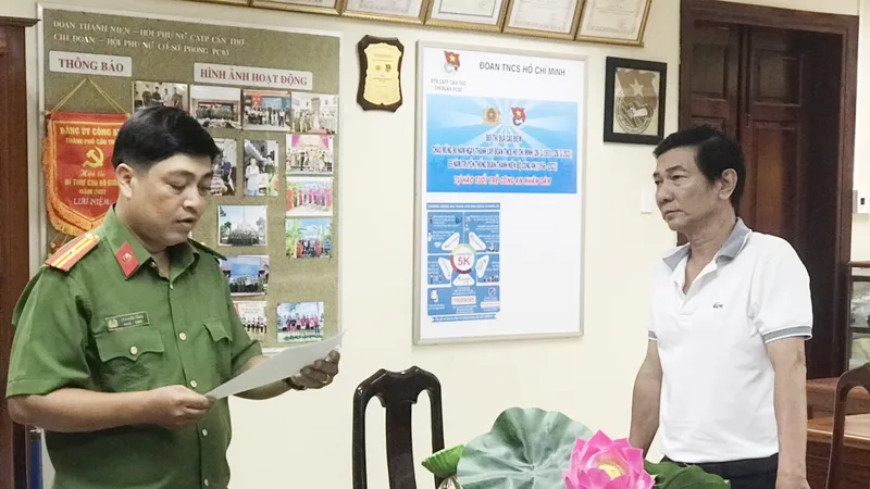 Công an TP Cần Thơ tống đạt các quyết định tố tụng đối với bị can Nguyễn Minh Hoàng