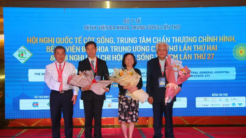 Tặng hoa cho các đại biểu tham dự hội nghị