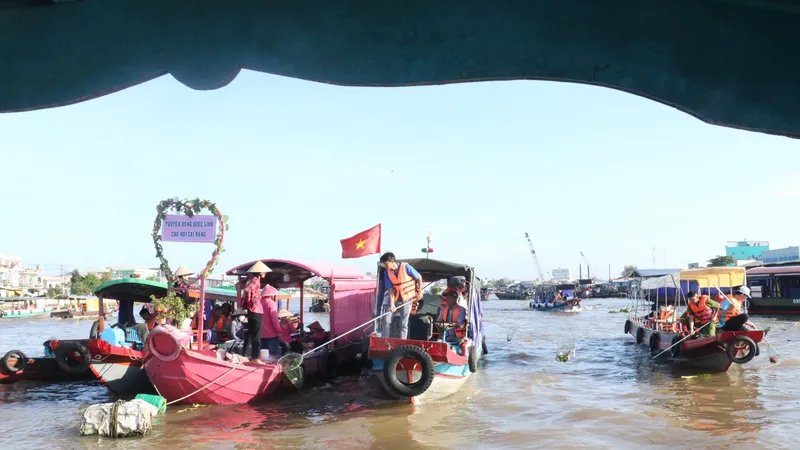 Lực lượng đoàn viên thanh niên tham gia vớt rác trên chợ nổi Cái Răng
