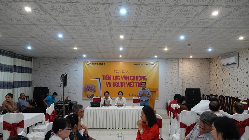 Tọa đàm "Tiềm lực văn chương và người viết trẻ". Ảnh: DUY KHÔI