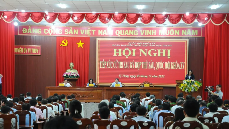 Quang cảnh buổi tiếp xúc cử tri