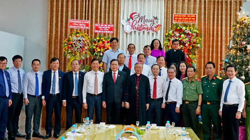 Đồng chí Trần Thanh Mẫn, Ủy viên Bộ Chính trị, Phó Chủ tịch Thường trực Quốc hội cùng Đoàn công tác chúc mừng Lễ Giáng sinh năm 2023 tại Tòa Giám mục Cần Thơ