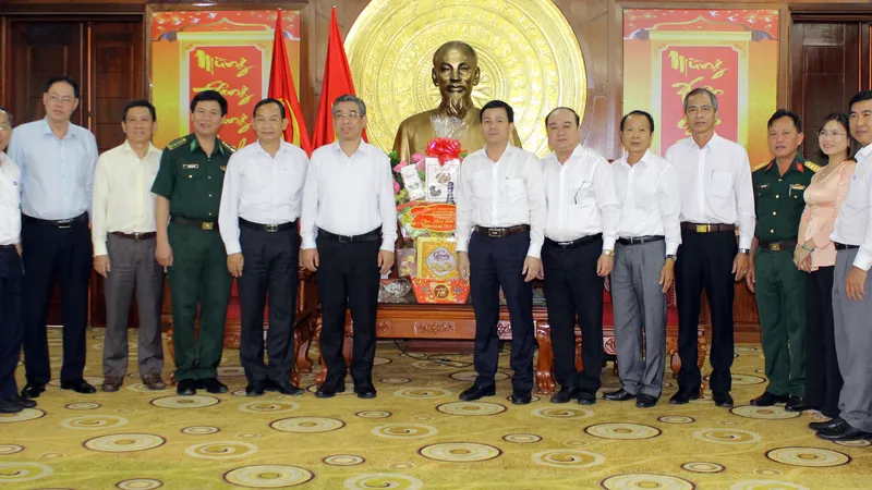 Lãnh đạo TPHCM chúc tết, tặng quà tại Hậu Giang
