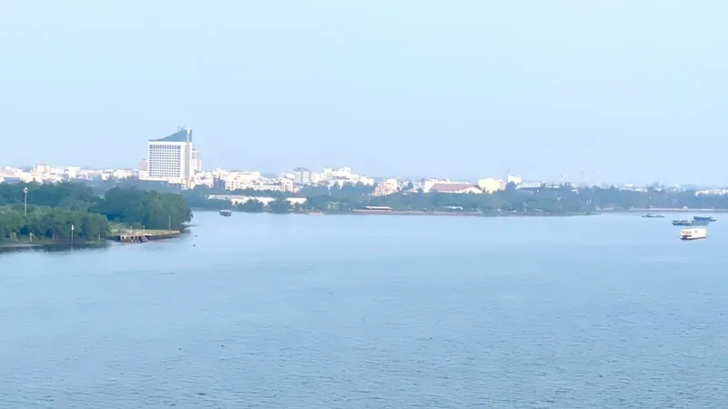 Một góc TP Cần Thơ bên dòng sông Hậu