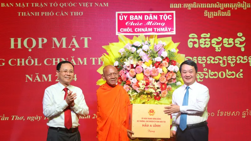 Bộ trưởng, Chủ nhiệm Ủy ban Dân tộc Hầu A Lềnh tặng quà đến Hoà thượng Đào Như và Hội Đoàn kết sư sãi yêu nước TP Cần Thơ