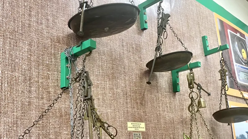 Trưng bày hơn 200 hình ảnh, tư liệu, hiện vật về cân, đong, đo, đếm của người dân miền Tây
