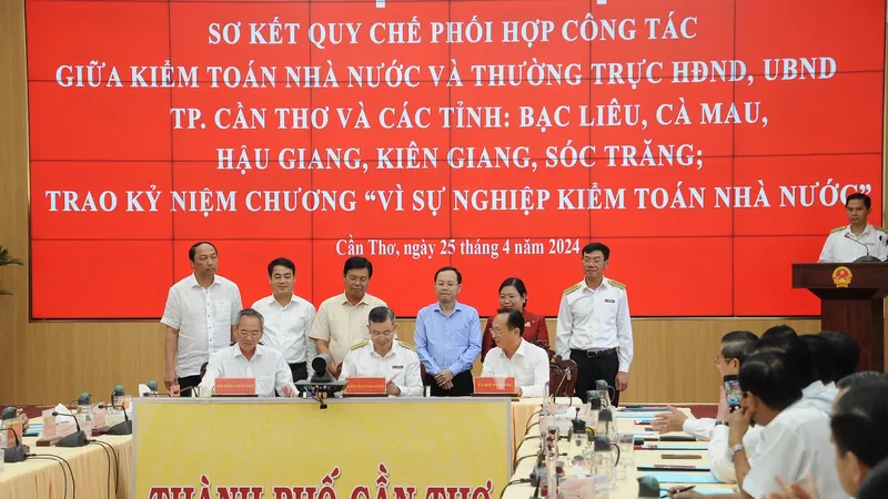 Ký kết Quy chế phối hợp với Thường trực HĐND, UBND các tỉnh, thành phố 