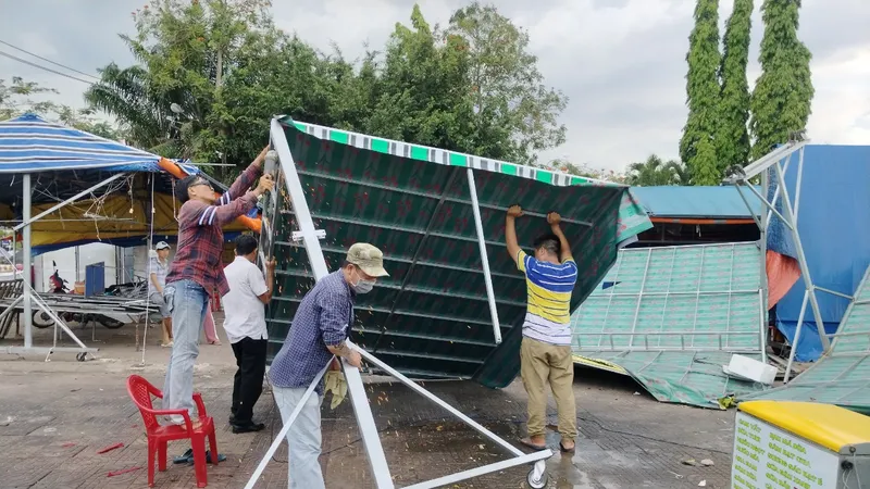 Người dân khu vực chợ đêm khắc phục hậu quả sau trận lốc xoáy, chiều 3-5