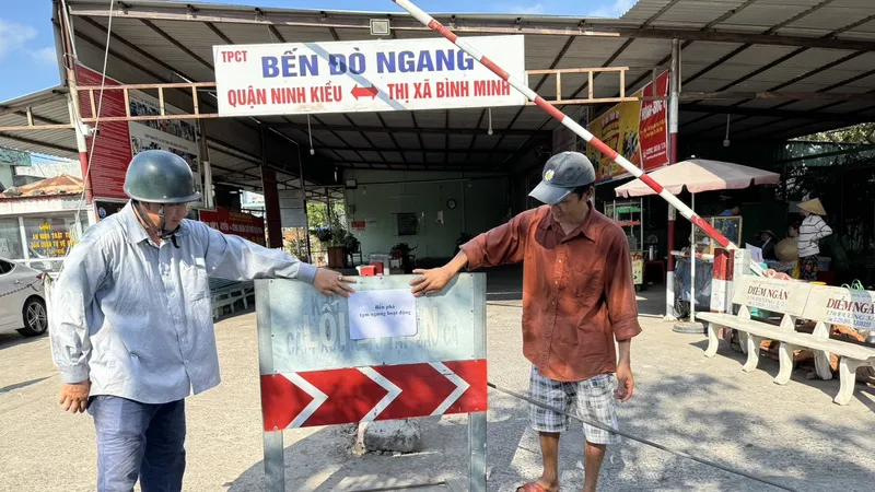 Phía bến đò ngang TP Cần Thơ treo bảng ngưng hoạt động ngày 3-5