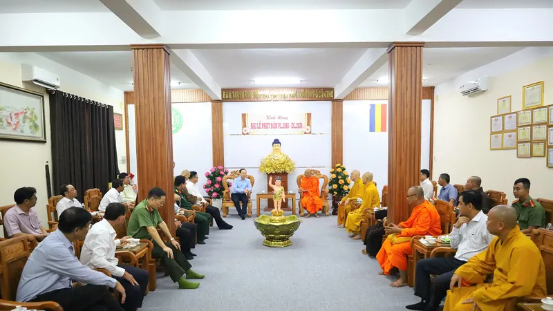 Lãnh đạo TP Cần Thơ chúc mừng Đại lễ Phật đản tại Giáo hội Phật giáo Việt Nam TP Cần Thơ 
