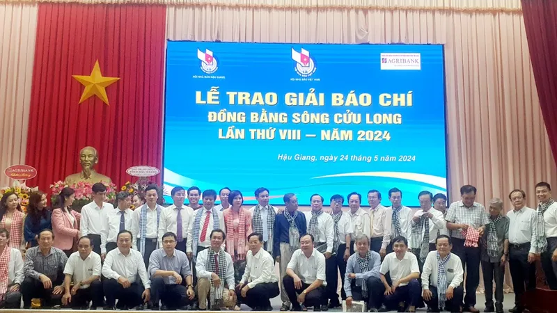 Ban tổ chức cùng hội đồng giám khảo và các đại biểu chụp hình lưu niệm tại lễ trao giải