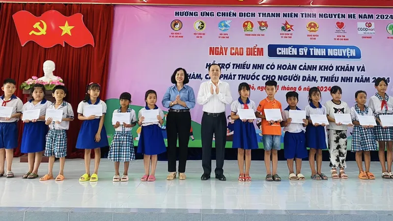 Các đại biểu tặng quà cho các em thiếu nhi tại chương trình sáng 1-6