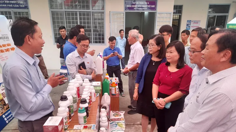 Các đại biểu tham quan gian hàng trưng bày tại lễ khởi động 