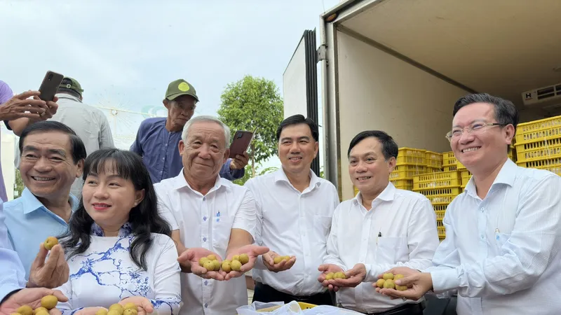 Các đại biểu vui mừng khi lô thanh nhãn 1,2 tấn được xuất khẩu