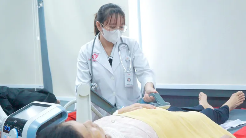 BS.CKI Trương Đan Kha sử dụng hệ thống từ trường siêu dẫn điều trị cho bà D.K