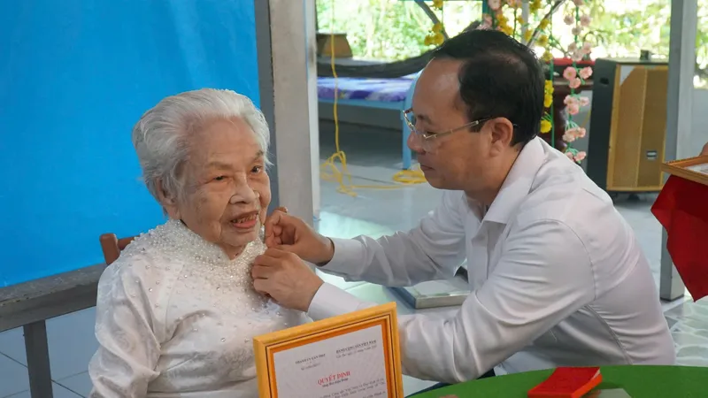 TP Cần Thơ: Trao Huy hiệu Đảng đợt 2-9 cho các đảng viên cao tuổi Đảng