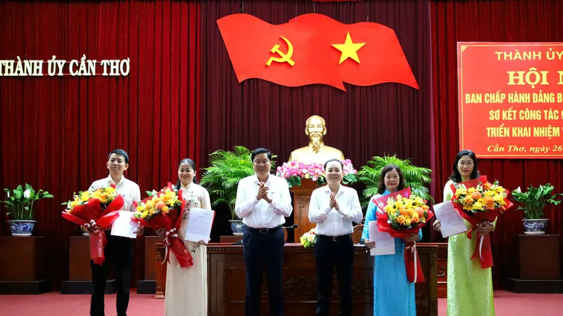 Lãnh đạo Thành ủy TP Cần Thơ tặng hoa chúc mừng các đồng chí vừa tham gia Ban Chấp hành Đảng bộ TP Cần Thơ