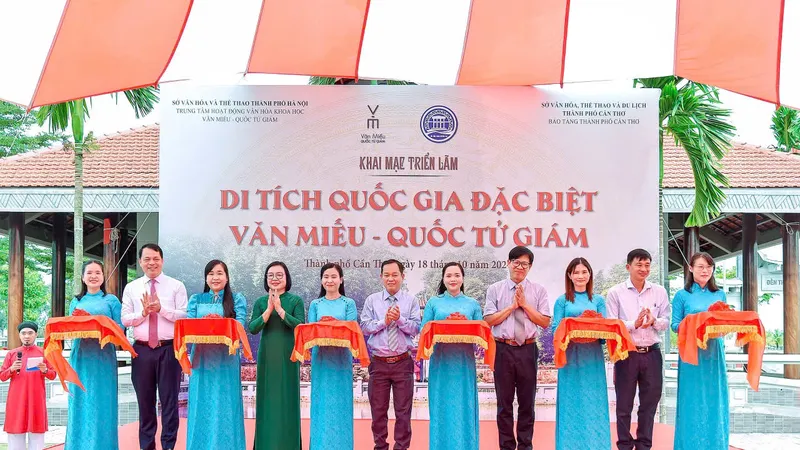 Cắt băng khai mạc triển lãm