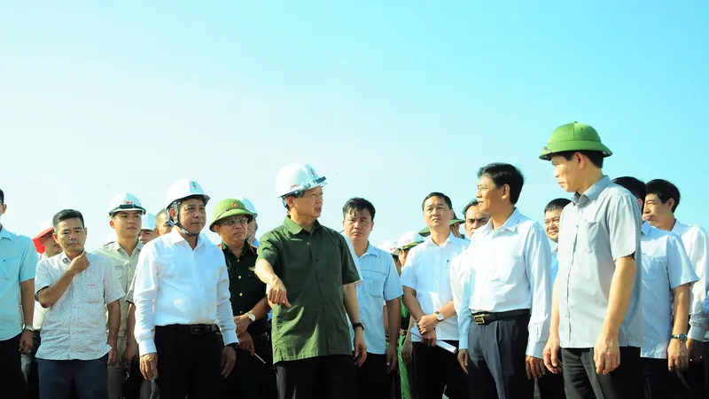 Phó Thủ tướng Trần Hồng Hà cùng đoàn công tác đến kiểm tra công trường tại điểm giao của dự án cao tốc đi qua địa bàn tỉnh Hậu Giang 