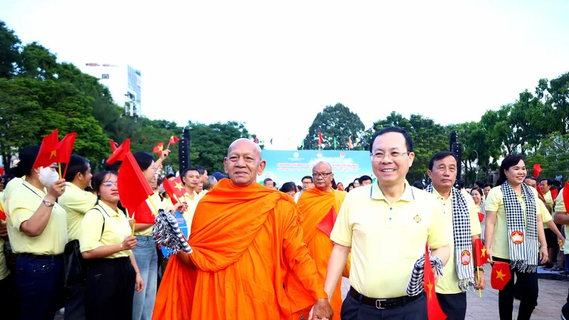 Bí thư Thành ủy TP Cần Thơ Nguyễn Văn Hiếu tham gia đi bộ "Đồng hành vì người nghèo"