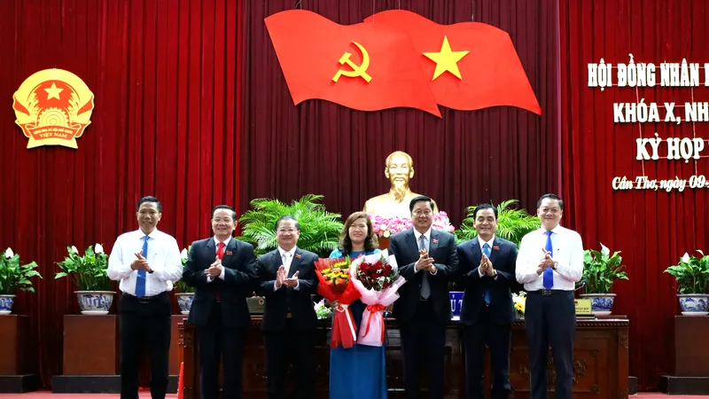 Lãnh đạo TP Cần Thơ tặng hoa chúc mừng bà Nguyễn Thị Ngọc Điệp
