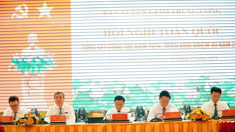 Các đồng chí lãnh đạo chủ trì hội nghị