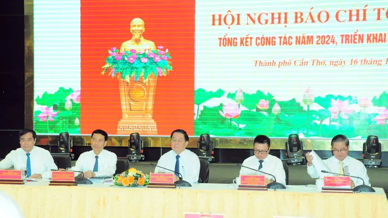 Các đồng chí lãnh đạo chủ trì hội nghị