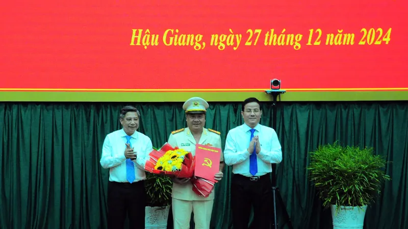 Lãnh đạo tỉnh Hậu Giang trao quyết định của Ban Bí thư Trung ương Đảng chỉ định Đại tá Nguyễn Thanh Tràng, Phó Giám đốc Công an tỉnh Hậu Giang, tham gia Ban Chấp hành Đảng bộ tỉnh Hậu Giang nhiệm kỳ 2020-2025