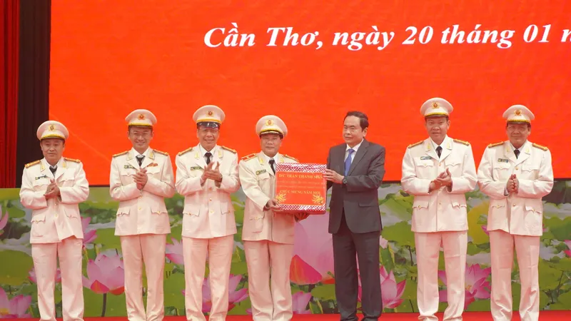 Chủ tịch Quốc hội thăm và tặng quà tết đến lực lượng Công an TP Cần Thơ