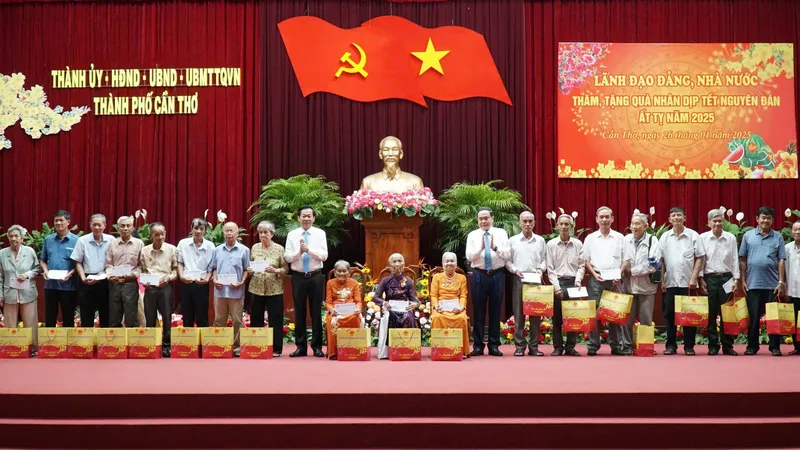Chủ tịch Quốc hội chúc tết và tặng quà đến Mẹ Việt Nam Anh hùng, gia đình chính sách, người có công, hộ nghèo, hộ cận nghèo, hộ có hoàn cảnh khó khăn và công nhân lao động