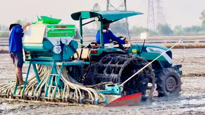 Nông dân TP Cần Thơ ứng dụng cơ giới hóa vào khâu xuống giống thực hiện Đề án