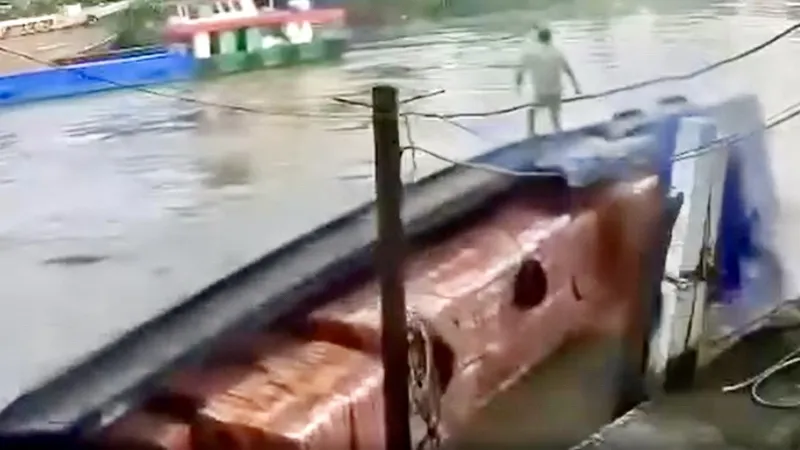 Ghe chở gạch chìm trên kênh xáng Xà No. Ảnh cắt từ clip