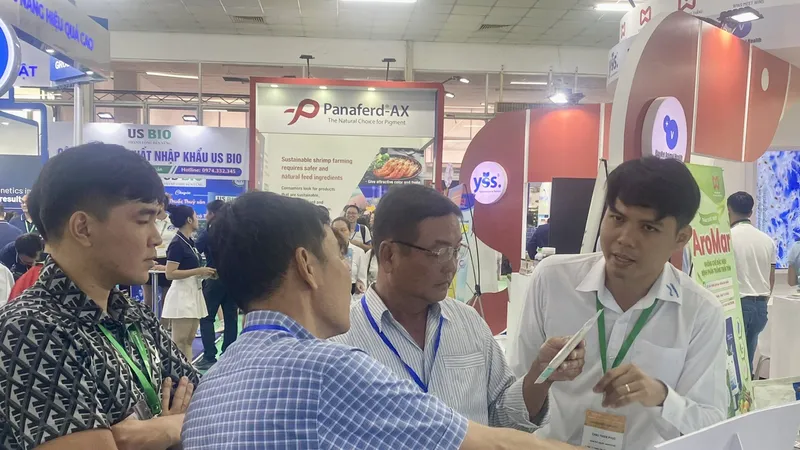 Khách tham quan một gian hàng tại hội chợ