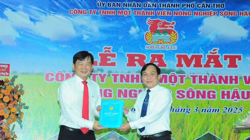 Ông Nguyễn Ngọc Hè, Phó Chủ tịch UBND TP Cần Thơ trao quyết định bổ nhiệm ông Nguyễn Thanh Phú, Giám đốc Nông trường Sông Hậu giữ chức Chủ tịch Công ty TNHH MTV Nông nghiệp Sông Hậu